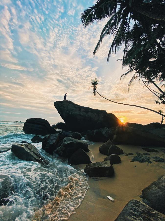 Sri Gemunu Beach Resort Unawatuna Exteriör bild