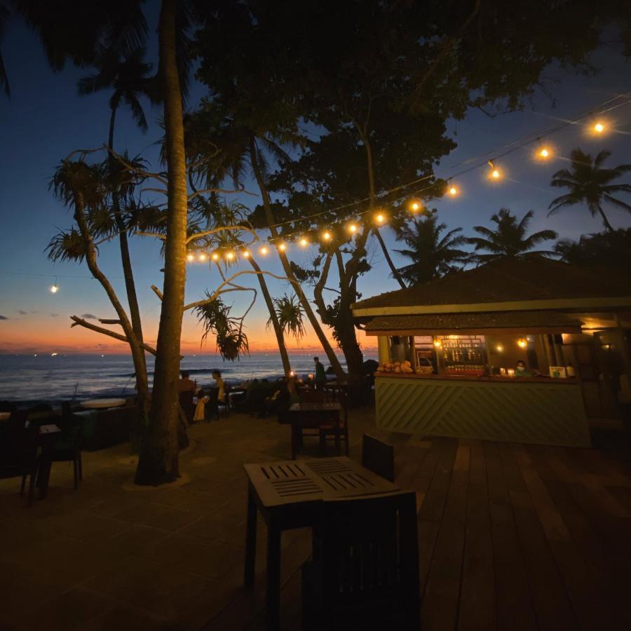 Sri Gemunu Beach Resort Unawatuna Exteriör bild
