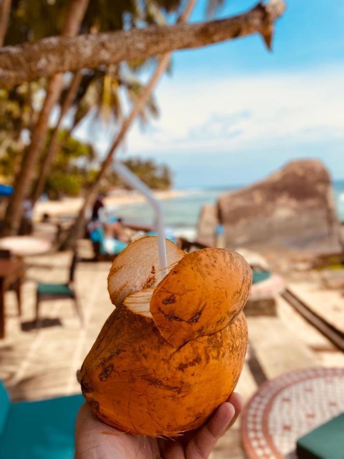Sri Gemunu Beach Resort Unawatuna Exteriör bild