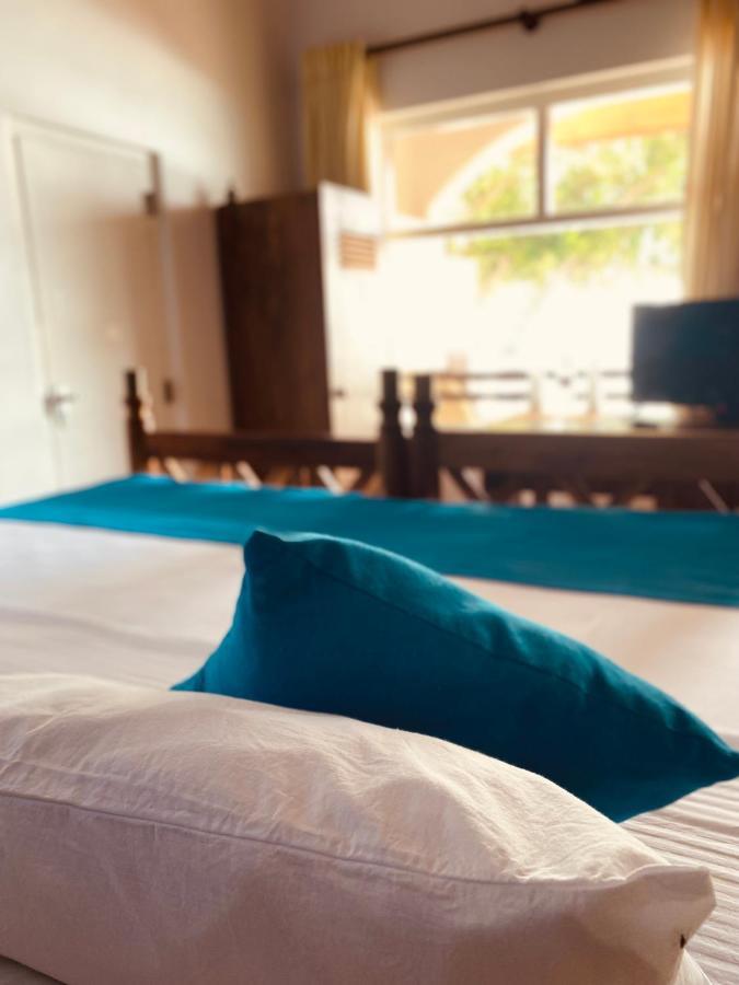 Sri Gemunu Beach Resort Unawatuna Exteriör bild