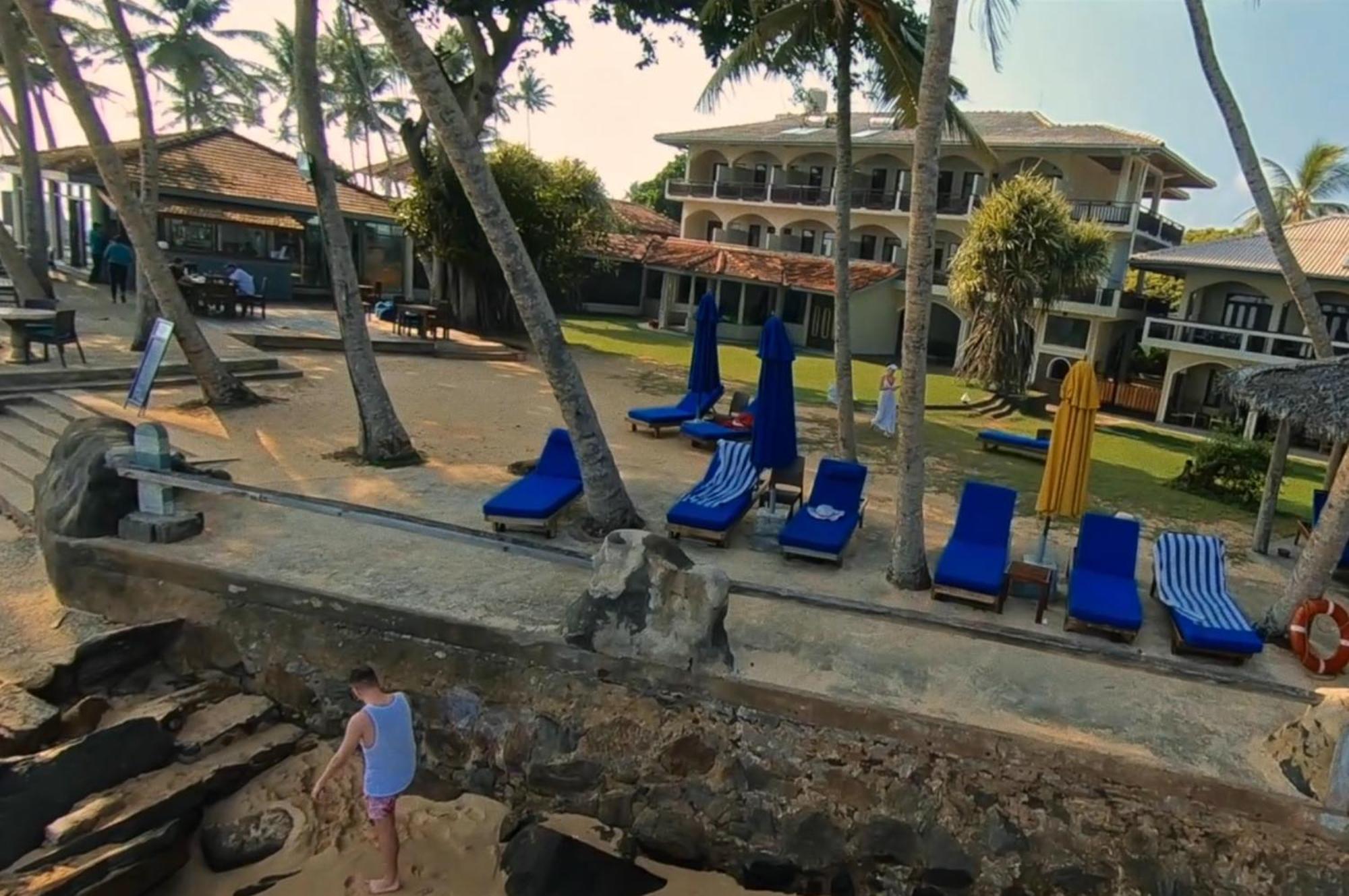 Sri Gemunu Beach Resort Unawatuna Exteriör bild