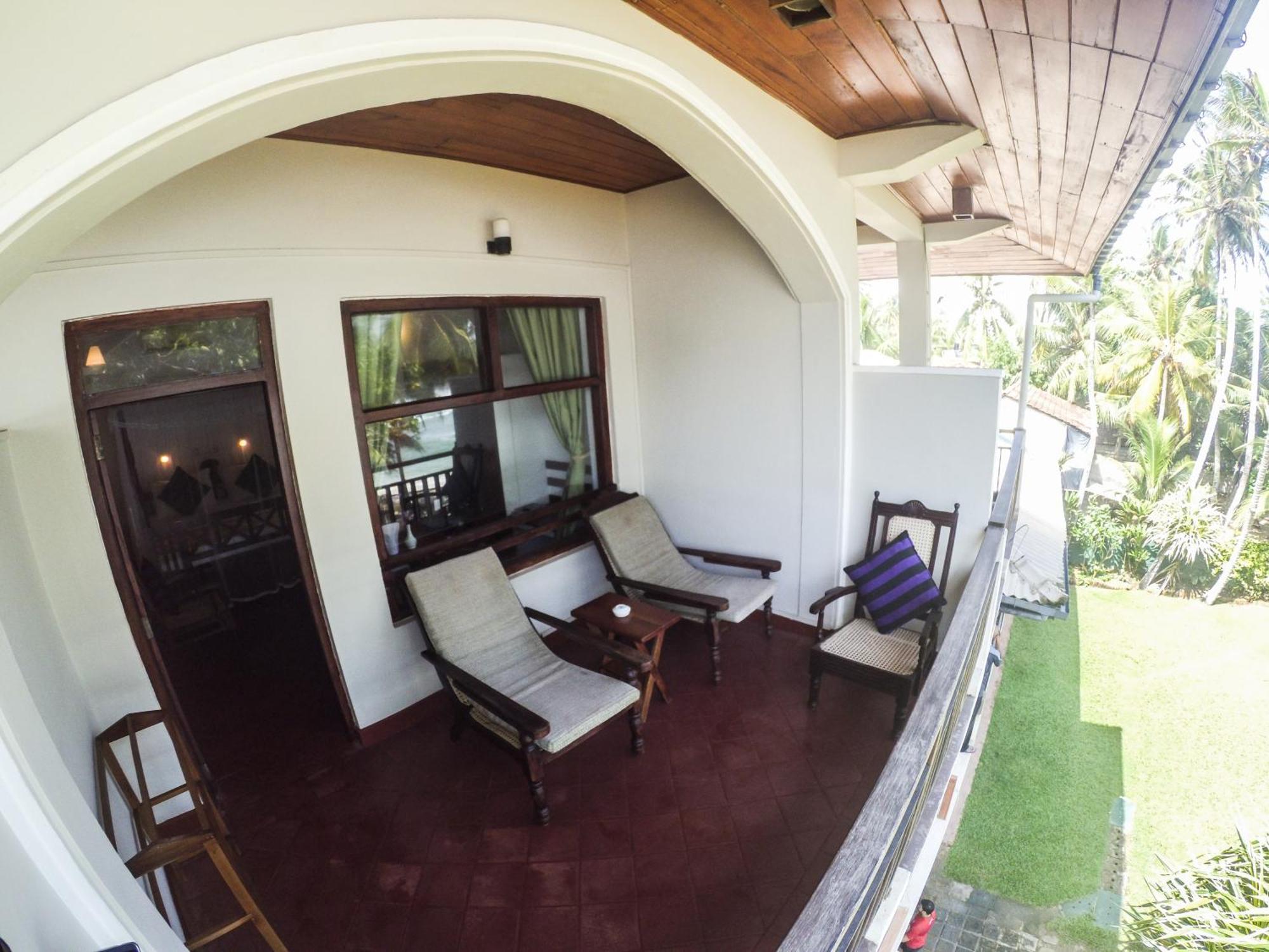 Sri Gemunu Beach Resort Unawatuna Rum bild