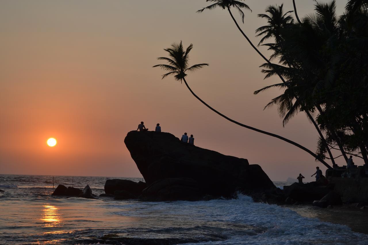 Sri Gemunu Beach Resort Unawatuna Exteriör bild
