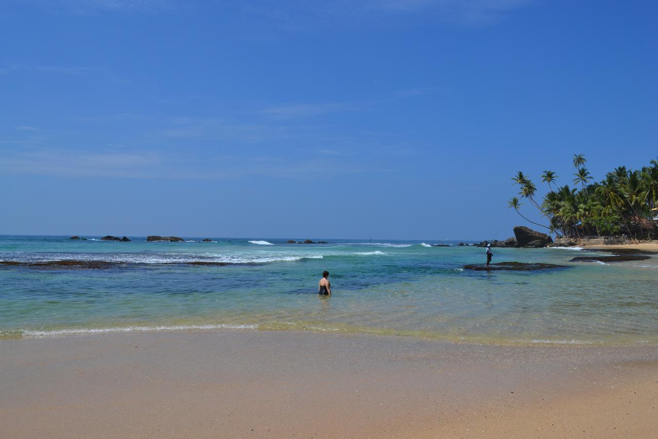 Sri Gemunu Beach Resort Unawatuna Exteriör bild