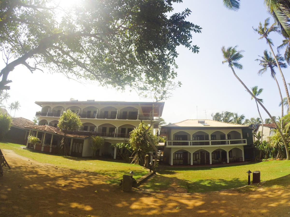 Sri Gemunu Beach Resort Unawatuna Exteriör bild