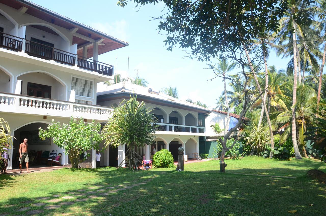 Sri Gemunu Beach Resort Unawatuna Exteriör bild