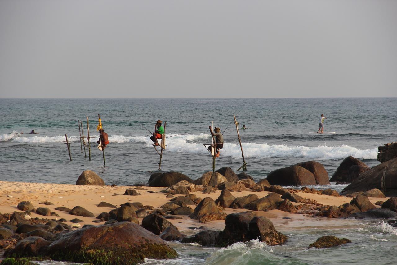 Sri Gemunu Beach Resort Unawatuna Exteriör bild
