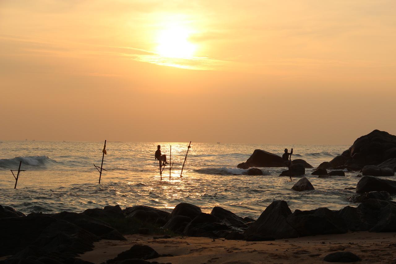 Sri Gemunu Beach Resort Unawatuna Exteriör bild