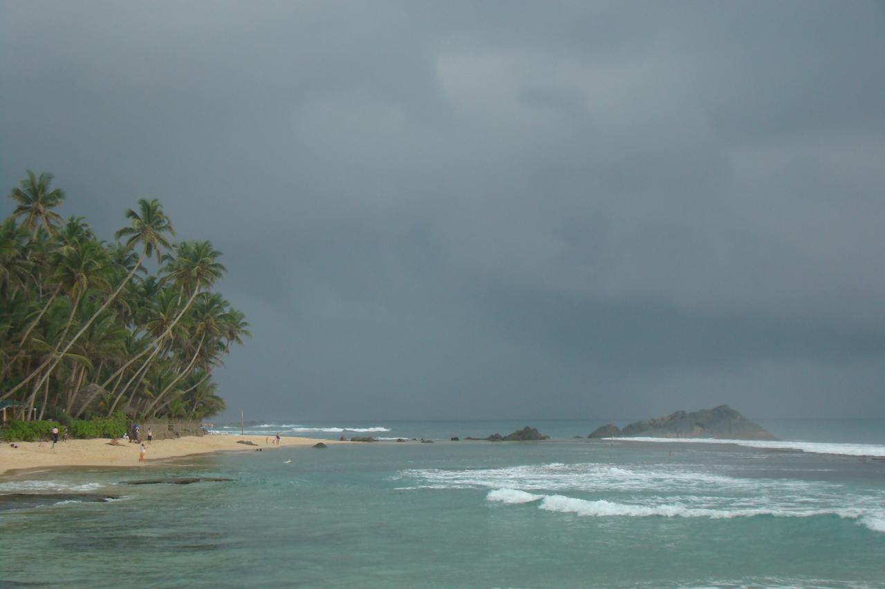 Sri Gemunu Beach Resort Unawatuna Exteriör bild