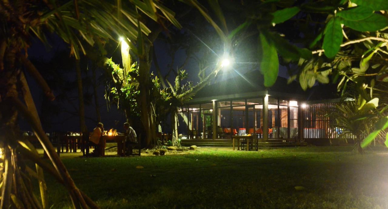 Sri Gemunu Beach Resort Unawatuna Exteriör bild