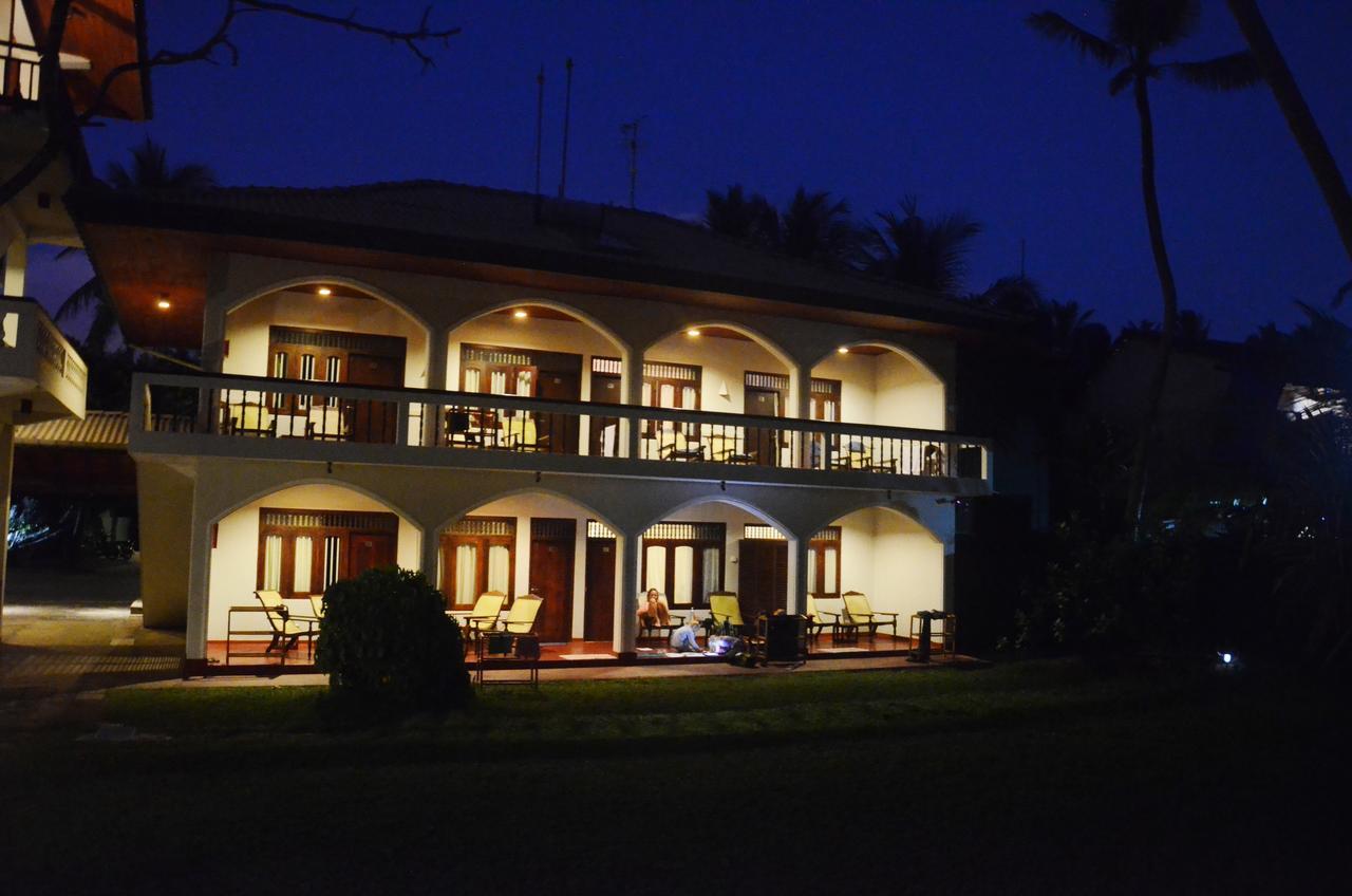 Sri Gemunu Beach Resort Unawatuna Exteriör bild