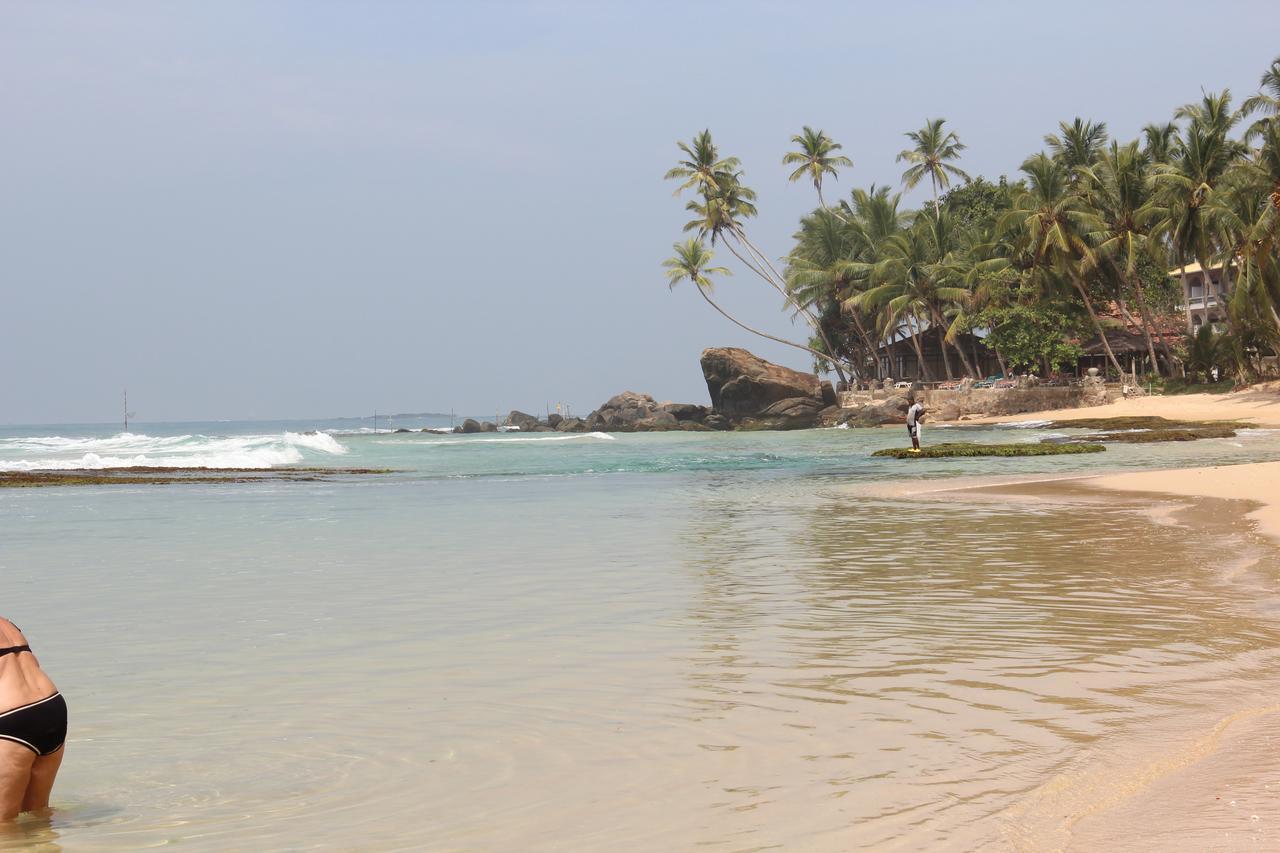 Sri Gemunu Beach Resort Unawatuna Exteriör bild