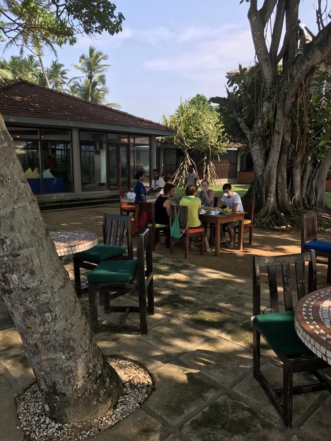 Sri Gemunu Beach Resort Unawatuna Exteriör bild