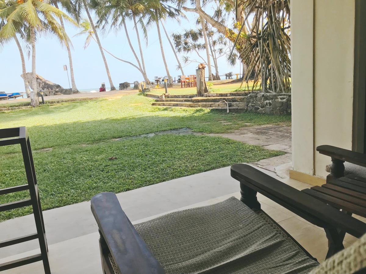 Sri Gemunu Beach Resort Unawatuna Exteriör bild