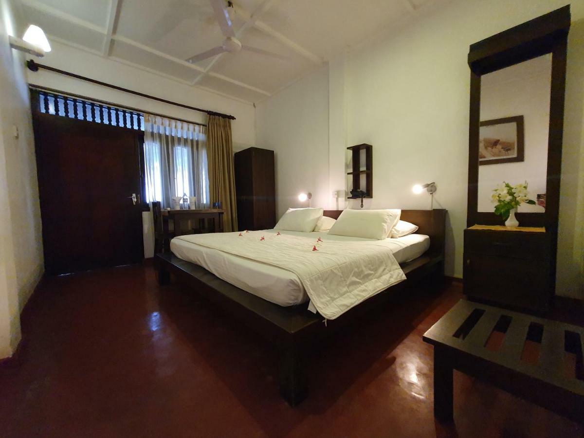 Sri Gemunu Beach Resort Unawatuna Exteriör bild