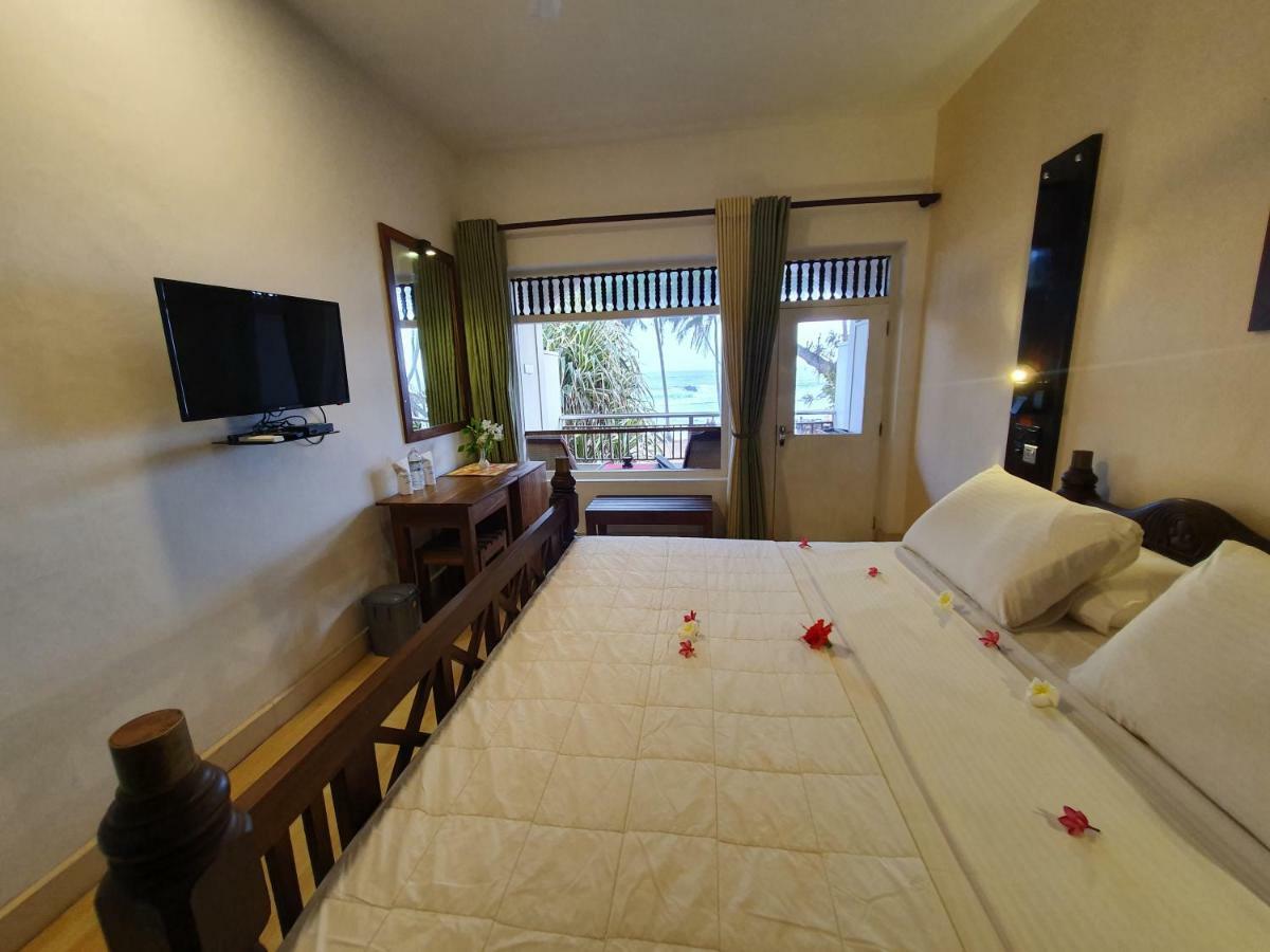 Sri Gemunu Beach Resort Unawatuna Exteriör bild