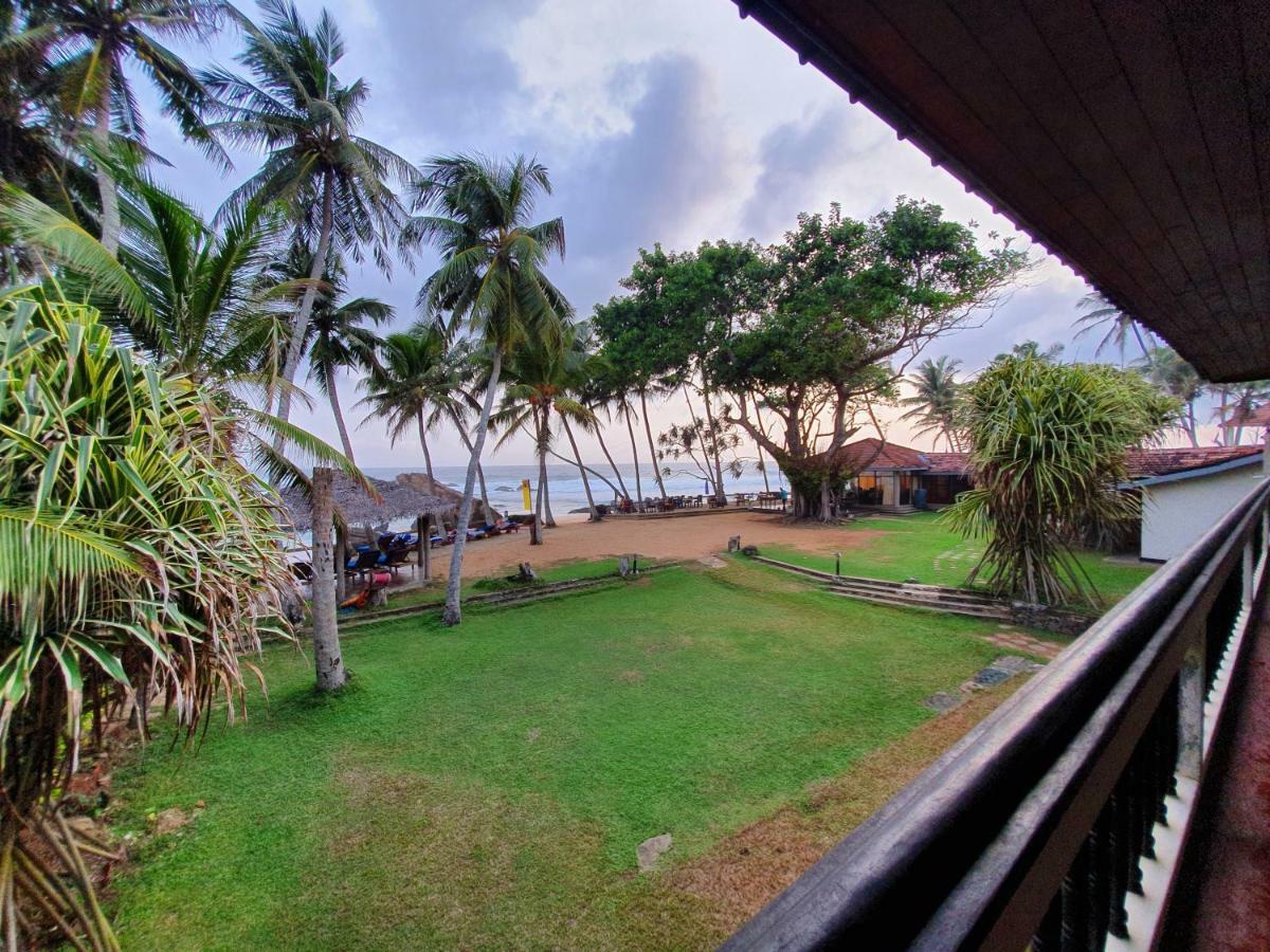 Sri Gemunu Beach Resort Unawatuna Exteriör bild
